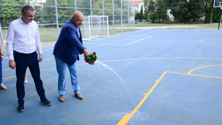Министър Кралев и Иван Портних откриха нова спортна площадка във Варна