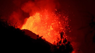 Изригващия вулкан на испански остров Ла Палма край северозападна Африка