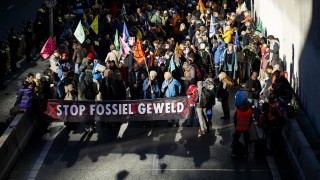 Нидерландската полиция задържа в събота стотици екоактивисти и използва две