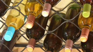 Френските винопроизводители ще преработят непродаденото вино в гел за ръце