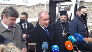 Румен Радев настоя партиите да заявят мястото си на барикадата сега