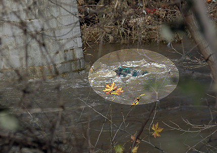 Извадиха самосвала, паднал в Струма