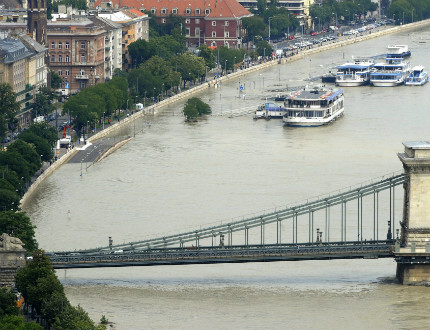 Рекордно ниво на река Дунав в Будапеща