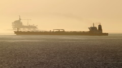 Със сенчест флот от танкери Москва заобикаля петролните санкции
