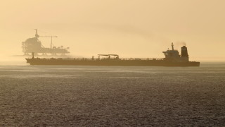 Пожар избухна на три петролни танкера в индустриалната зона в