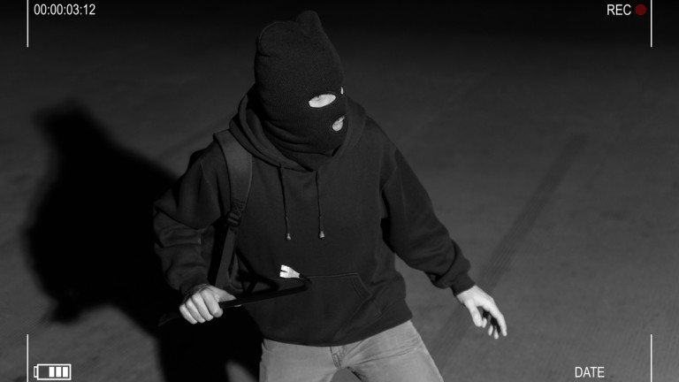 Прокуратурата се самосезира след кадри на въоръжени и маскирани мъже в жилищен блок в София