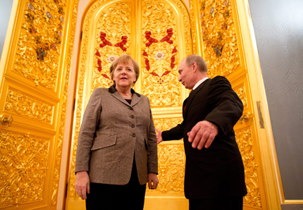 По телефона Путин и Меркел обсъдиха Украйна