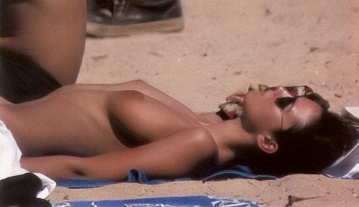 Хванаха Моника Белучи гола на плажа