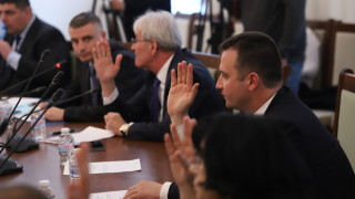 Правителството не може да вземе решение как да помага на