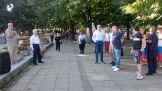 Десетки варненци участваха в протест срещу затварянето на консулствата в
