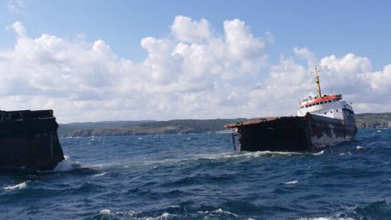 Корабът, който се разцепи в Черно море, е превозвал руда за Крим