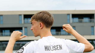 20 годишният испански национал Дийн Хаусен бе представен официално като играч