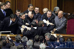 Украинските депутати мобилизираха още войници и след това се сбиха