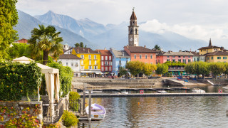 На северния бряг на езерото Лаго Маджоре където Италия прелива