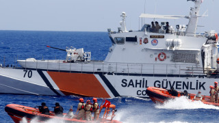 Девет души включително шест деца загинаха край бреговете на Турция