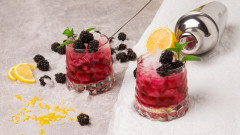 Blackberry Gin Smash - освежаващ летен коктейл, идеален за мързеливи вечери