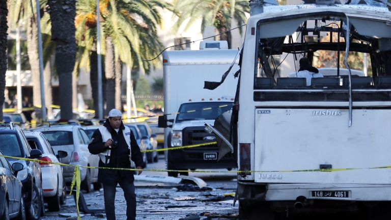 С 10 кг експлозиви взривили автобуса на президентската охрана в Тунис 