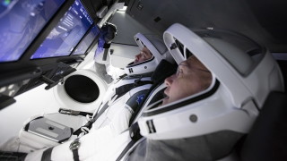 Двама астронавти от НАСА пристигнаха в Космическия център Кенеди във Флорида
