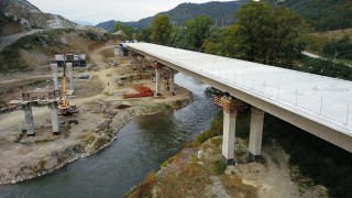 В заключителен етап е изграждането на платното за София на