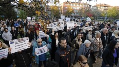 Протестиращи пред ВМА настояват за справедливост за прегазеното куче Мая