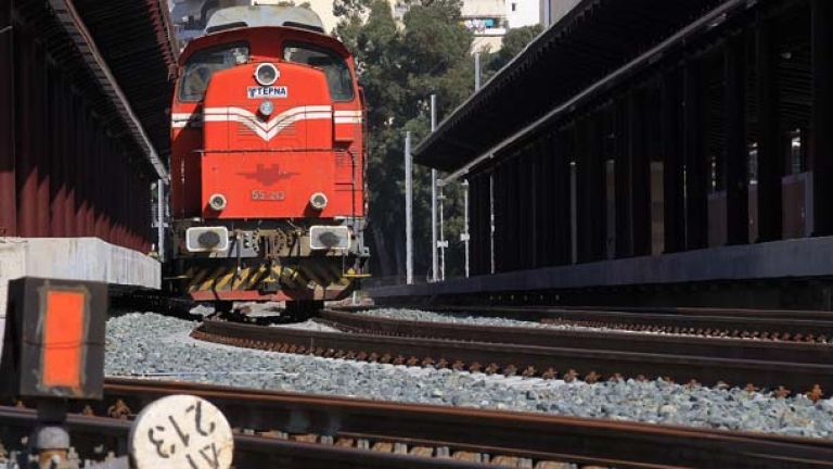 Любители на железниците агитират пътниците с екоябълки