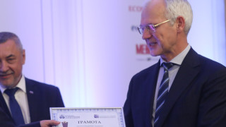 С внос на човешки ресурси и с мобилизиране на вътрешните