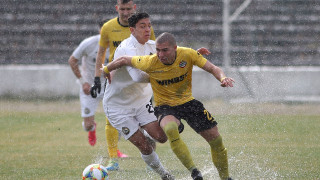 Халфът на белите Филип Кръстев може да внесе 3 млн