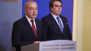 Страната е в "изключително тежко финансово състояние", засега 50 лв. за пенсионерите остават