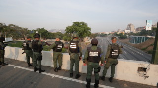 Президентът на Венецуела Николас Мадуро обяви че армията остава зад