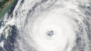 Супертайфун приближава Филипините и е напът да връхлети гъсто населения