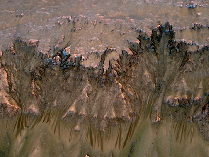 Апарат на NASA „улови” следи от течаща вода на Марс