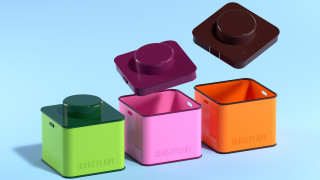 Какво продава Сет Роугън в тези кутийки