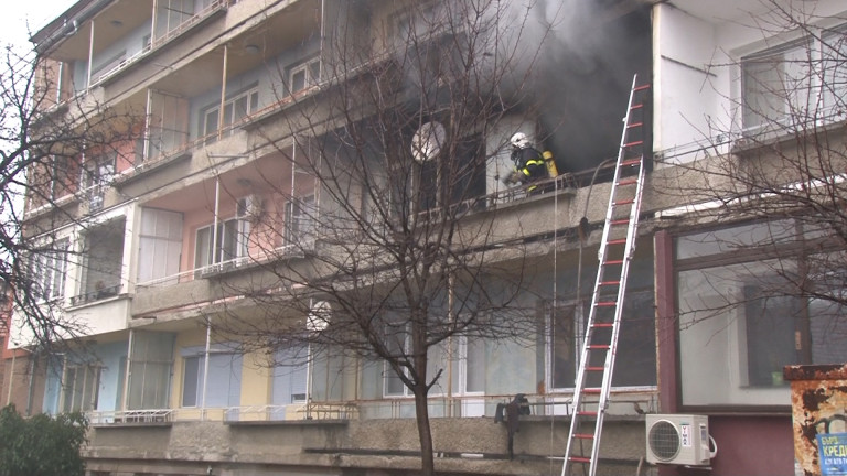 Неизвестен подпали вход в жилищен блок в Добрич