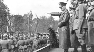 Германската полиция издирва Адолф Хитлер на мотор с кош