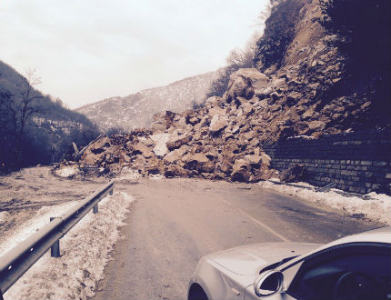 Хиляди кубици скална маса пак затрупаха пътя Асеновград - Смолян