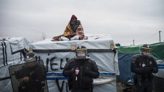 Мигранти протестираха със запалване на убежища в лагера „Джунглата” в Кале