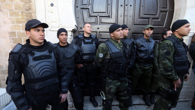 Десетки екстремисти атакуваха казарми в Тунис