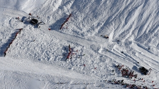 Лавина затрупа хора във френския ски курорт Тин