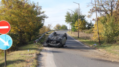 Автомобил катастрофира и се обърна по таван в Благоевград