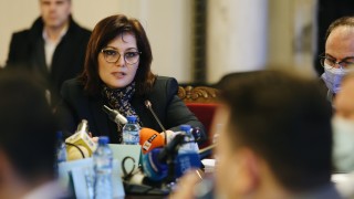 На министър Асена Сербезова се наложи да защитава въведените мерки