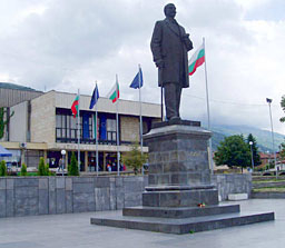 Запорираха паметника на Иван Вазов в Сопот