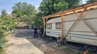 Полиция и представители на община Царево с техника влязоха в