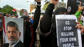 Изправят Морси пред съда за подстрекаване към убийство