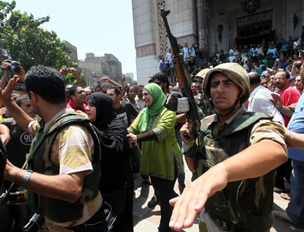 Повече от 80 убити и над 1000 задържани при сблъсъци в Египет