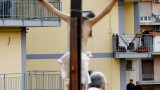 Италиански свещенник загина, отстъпвайки респиратор на по-млад пациент