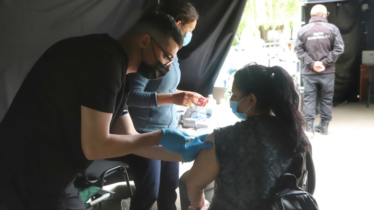 Все повече желаещи да се ваксинират в столичния квартал "Христо Ботев"  