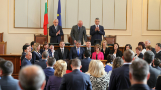 Средната заплата на българските депутати се вдига с 297 лв