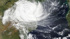 Индия евакуира крайбрежните си райони заради приближаването на циклона "Мичаунг"