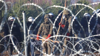 Полските власти съобщиха в сряда че две групи мигранти са