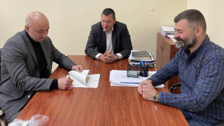 Заместник министърът на земеделието Стефан Бурджев сключи договор заедно с кмета